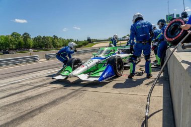 Payette, Idaho 'dan STING RAY ROBB (R) (51), Birmingham AL' deki Barber Motor Sporları Parkı 'ndaki Alabama Indy Grand Prix' inde arabasını servise getiriyor..