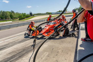 Danimarka, Kopenhag 'lı BENJAMIN PEDERSEN (R) (55), Birmingham AL' deki Barber Motorsporları Parkı 'ndaki Alabama Indy Grand Prix sırasında arabasını hizmete sokuyor..