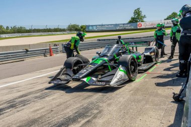 Arrecifes 'li AGUSTIN HUGO CANAPINO (R) (78), Arrecifes, Arjantin Birmingham AL' deki Barber Motorsports Park 'taki Alabama Indy Grand Prix sırasında arabasını servise getirir..