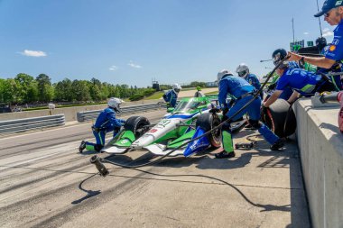 Payette, Idaho 'dan STING RAY ROBB (R) (51), Birmingham AL' deki Barber Motor Sporları Parkı 'ndaki Alabama Indy Grand Prix' inde arabasını servise getiriyor..