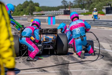 Toronto, Kanada 'dan DEVLIN DeFRANCESCO (29), Birmingham AL' deki Barber Motor Sporları Parkı 'ndaki Alabama Indy Grand Prix sırasında arabasını servise getirdi..