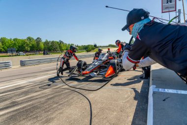 Connecticut, Woodbury 'den SANTINO FERRUCCI (14), Birmingham AL' deki Barber Motor Sporları Parkı 'ndaki Alabama Indy Grand Prix sırasında arabasını servise getiriyor..