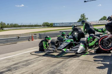 Arrecifes 'li AGUSTIN HUGO CANAPINO (R) (78), Arrecifes, Arjantin Birmingham AL' deki Barber Motorsports Park 'taki Alabama Indy Grand Prix sırasında arabasını servise getirir..