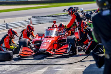 Danimarka, Kopenhag 'lı BENJAMIN PEDERSEN (R) (55), Birmingham AL' deki Barber Motorsporları Parkı 'ndaki Alabama Indy Grand Prix sırasında arabasını hizmete sokuyor..