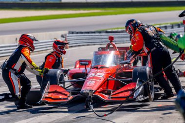 Danimarka, Kopenhag 'lı BENJAMIN PEDERSEN (R) (55), Birmingham AL' deki Barber Motorsporları Parkı 'ndaki Alabama Indy Grand Prix sırasında arabasını hizmete sokuyor..