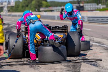 Toronto, Kanada 'dan DEVLIN DeFRANCESCO (29), Birmingham AL' deki Barber Motor Sporları Parkı 'ndaki Alabama Indy Grand Prix sırasında arabasını servise getirdi..