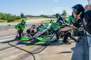 Cambridge, Cambridgeshire, İngiltere 'den CALLUM ILOTT (77), Birmingham AL' deki Barber Motor Sporları Parkı 'ndaki Alabama Indy Grand Prix' inde arabasını servise getiriyor..