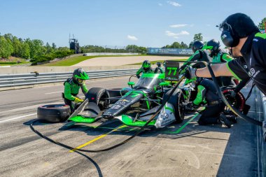 Cambridge, Cambridgeshire, İngiltere 'den CALLUM ILOTT (77), Birmingham AL' deki Barber Motor Sporları Parkı 'ndaki Alabama Indy Grand Prix' inde arabasını servise getiriyor..