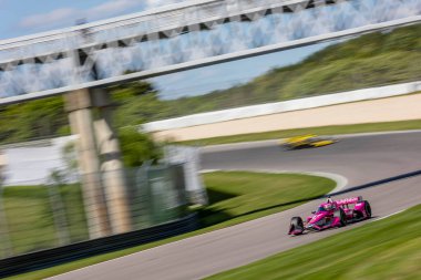 Jüpiter, Florida 'dan KYLE KIRKWOOD (27), Birmingham AL' daki Berber Motorsporları Parkı 'ndaki Alabama Indy Grand Prix sırasında virajlarda yarışır..