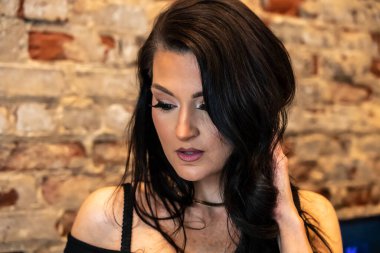 Muhteşem bir esmer model iç çamaşırlarıyla ev ortamında poz veriyor.