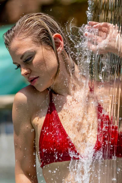 Gorgeous Blonde Bikini Model Enjoys Day Home Her Swimming Pool — Foto de Stock