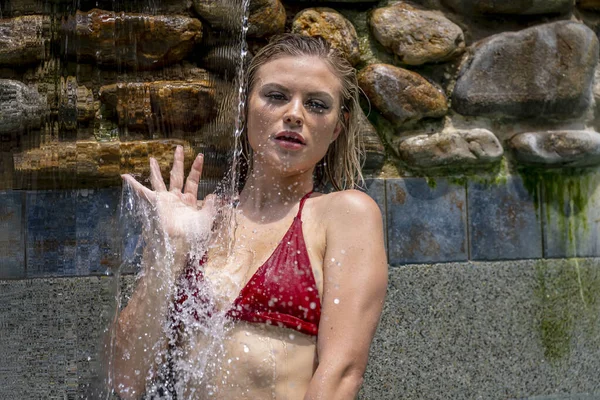 Gorgeous Blonde Bikini Model Enjoys Day Home Her Swimming Pool — Foto Stock