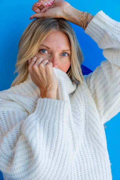 stock image A gorgeous blonde model enjoys a day at home against a blue wall before heading to work