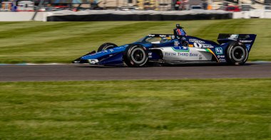 Yeni Albany, Ohio 'dan GRAHAM RAHAL (15) Indianapolis' teki GMR Grand Prix için yapılan antrenmanda virajlardan geçer..