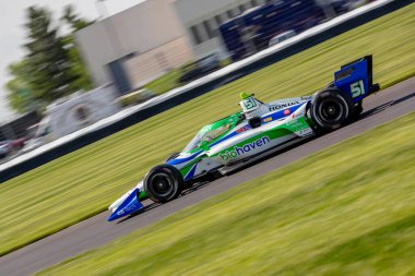 Payette 'li STING RAY ROBB (R) (51), Idaho Indianapolis' teki Indianapolis Motor Yarış Pisti 'nde GMR Grand Prix için yapılan bir antrenmanda virajlardan geçer..