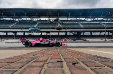 Montorillon, Fransa 'dan SIMON PAGENAUD (60) Indianapolis' teki Indianapolis Motor Yarış Pisti 'nde gerçekleştirilen GMR Grand Prix tatbikatında Brinks avlusunu geçti..