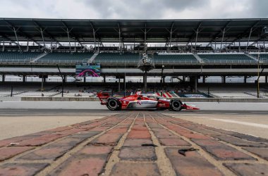 Bassingham, İngiltere 'den Jack HARVEY (30) Indianapolis' teki Indianapolis Motor Yarış Pisti 'ndeki GMR Grand Prix antrenmanı sırasında Brinks' in bahçesinden geçiyor..