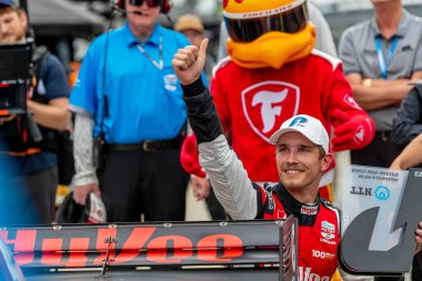 InDYCAR sürücüsü, Hedensted, Danimarka 'dan Christian LUNGAARD (45), Indianapolis, IN, ABD' deki Indianapolis Motor Speedway 'de GMR Grand Prix için ilk kutup ödülünü kazandı..