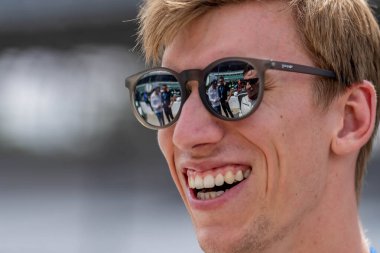 Payette, Idaho 'dan STING RAY ROBB (R) (51), Indianapolis' teki Indianapolis Motor Yarış Pisti 'nde GMR Grand Prix için yarışmaya hazırlanıyor..