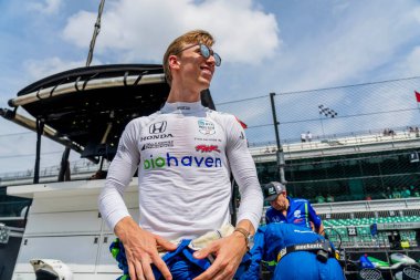 Payette, Idaho 'dan STING RAY ROBB (R) (51), Indianapolis' teki Indianapolis Motor Yarış Pisti 'nde GMR Grand Prix için yarışmaya hazırlanıyor..