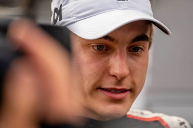 Şikago, Illinois 'den INDYCAR sürücüsü DAVID MALUKAS (18), Indianapolis, IN, ABD' deki GMR Grand Prix 'inde kaza yaptıktan sonra medyadan soru alıyor.