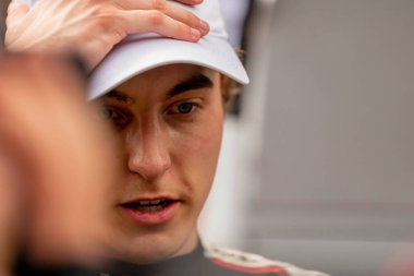 Şikago, Illinois 'den INDYCAR sürücüsü DAVID MALUKAS (18), Indianapolis, IN, ABD' deki GMR Grand Prix 'inde kaza yaptıktan sonra medyadan soru alıyor.