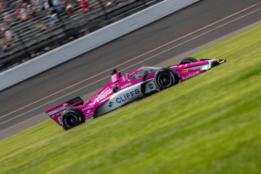 Sao Paulo, Brezilya 'dan INDYCAR Driver, HELIO CASTRONEVES (06), Indianapolis' teki Indianapolis Motor Yarış Pisti 'nde GMR Grand Prix sırasında virajlarda yarışır..