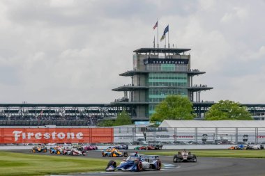 INDYCAR Driver, ALEX PALOU (10), Indianapolis 'teki Indianapolis Motor Yarış Pisti' nde GMR Grand Prix sırasında dönüşlerde yarışır..