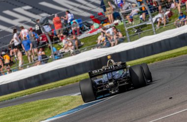 Hollanda, Hoofddorp 'tan INDYCAR Driver, RINUS VEEthe 21, Indianapolis' teki Indianapolis Motor Yarış Pisti 'nde GMR Grand Prix sırasında virajlarda yarışır..