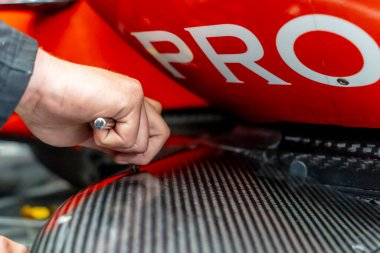 AJFoyt Racing mürettebatı yarış arabalarını Indianapols 500 için Indianapolis, IN, ABD 'de hazırlayın..