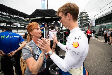 Payette, Idaho 'dan STING RAY ROBB (R) (51), Pazar sabahı Indianapolis Motor Yarış Pisti' nde yapılacak GMR Grand Prix öncesi pit yolunda takım elbise giyiyor..