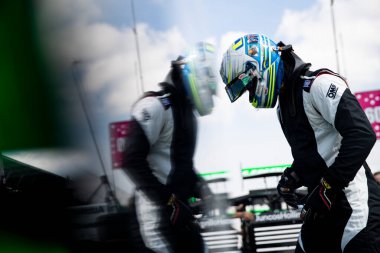 Göteborg, İsveç 'ten RASMUS LINDH (76) (R) (R), Speedway IN' deki Indianapolis Motor Yarış Pisti 'ndeki GMR Grand Prix tatbikatı öncesinde pit yolunda hazır bulunuyor..