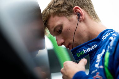 Payette, Idaho 'dan STING RAY ROBB (R) (51), Indianapolis Motor Speedway in Speedway in GMR Grand Prix uygulaması öncesinde pit yolunda takım elbise giyiyor..