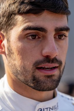 Hollanda, Hoofddorp 'tan INDYCAR sürücüsü RINUS VEEthe 21, Indianapolis, IN, ABD' deki Indianapolis Motor Yarış Pisti 'ndeki Indianapols 500' den önce medyadan soru alıyor..  