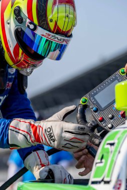 Payette, Idaho 'dan STING RAY ROBB (R) (51), Indianapolis' te Indianapolis Motor Speedway 'de Indianapols 500 antrenmanına hazırlanıyor..  