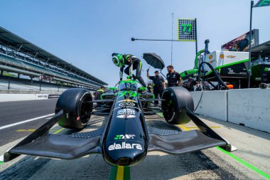INDYCAR sürücüsü, Cambridge, Cambridgeshire, İngiltere 'den CALLUM ILOTT (77), Indianapolis' te Indianapolis Motor Speedway 'de Indianapols 500 için antrenman yapmaya hazırlanıyor..  