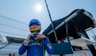 Payette, Idaho 'dan STING RAY ROBB (R) (51), Indianapolis' te Indianapolis Motor Speedway 'de Indianapols 500 antrenmanına hazırlanıyor..  