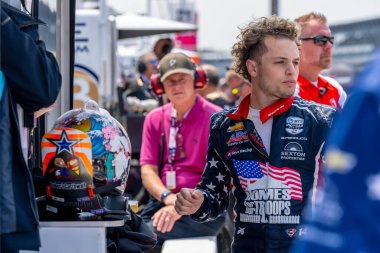 INDYCAR sürücüsü, SANTINO FERRUCCI (14), Indianapolis, ABD 'deki Indianapolis Motor Speedway' de Indianapols 500 için antrenman yapmaya hazırlanıyor..  