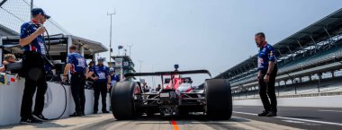 INDYCAR sürücüsü, SANTINO FERRUCCI (14), Indianapolis, ABD 'deki Indianapolis Motor Speedway' de Indianapols 500 için antrenman yapmaya hazırlanıyor..  