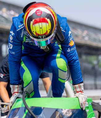 INDYCAR sürücüsü, Payette, Idaho 'dan STING RAY ROBB (51), Indianapolis, ABD' deki Indianapolis Motor Speedway 'de Indianapols 500 antrenmanı için Rick Ware Honda ile Dayle Coyne Racing' e kayışla bağlanır..  