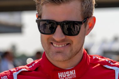 İsveç 'in Kumla kentinden INDYCAR sürücüsü MARCUS ERICSSON (8), Indianapolis, IN, ABD' deki Indianapolis Motor Speedway 'deki Indianapols 500' den önce medyadan soru alıyor..  