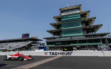 İsveç 'in Kumla kentinden INDYCAR sürücüsü MARCUS ERICSSON (8), Indianapolis, IN, ABD' deki Indianapolis Motor Speedway 'de Indianapols 500 tatbikatı sırasında tuğla avlusunu geçiyor..  