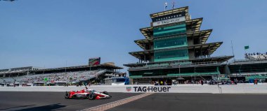 InDYCAR sürücüsü, Guildford, İngiltere 'den KATHERINE LEGGE (44), Indianapolis, IN, ABD' deki Indianapolis Motor Speedway 'de Indianapols 500 tatbikatı sırasında tuğla bahçesini geçer..  