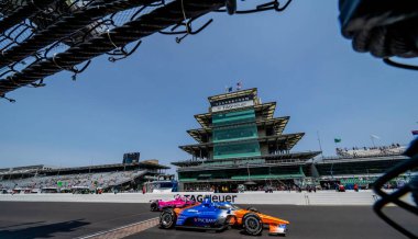 INDYCAR sürücüsü, Auckland, Yeni Zelandalı SCOTT DIXON (9), Indianapolis, IN, ABD 'deki Indianapolis Motor Yarış Pisti' nde Indianapols 500 tatbikatı sırasında tuğla bahçesinden geçer..  