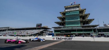 INDYCAR sürücüsü, Sheffield, İngiltere 'den STEFAN WILSON (24), Indianapolis, IN, ABD' deki Indianapolis Motor Speedway 'de Indianapols 500 tatbikatı sırasında tuğla bahçesini geçer..  