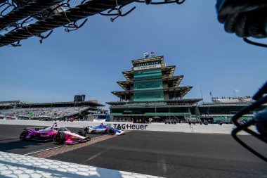 INDYCAR sürücüsü, Sheffield, İngiltere 'den STEFAN WILSON (24), Indianapolis, IN, ABD' deki Indianapolis Motor Speedway 'de Indianapols 500 tatbikatı sırasında tuğla bahçesini geçer..  