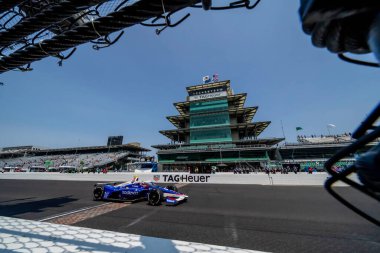 Toronto, Kanada 'dan INDYCAR sürücüsü DEVLIN DEFRANCESCO (29), Indianapolis, IN, ABD' deki Indianapolis Motor Yarış Pisti 'nde Indianapols 500 tatbikatı sırasında tuğla avlusunu geçiyor..  