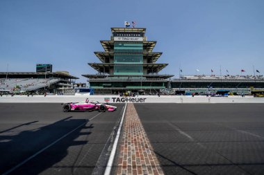 Brezilya 'nın Sao Paulo şehrinden INDYCAR sürücüsü HELIO CASTRONEVES (06), Indianapolis, IN, ABD' deki Indianapolis Motor Yarış Pisti 'nde Indianapolis 500 için yapılan antrenman sırasında tuğla avlusunu geçiyor..  