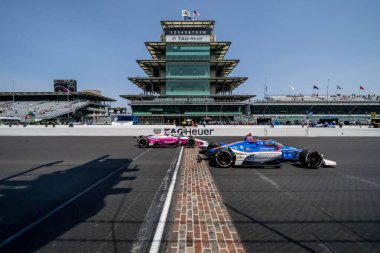 INDYCAR sürücüsü, Sheffield, İngiltere 'den STEFAN WILSON (24), Indianapolis, IN, ABD' deki Indianapolis Motor Speedway 'de Indianapols 500 tatbikatı sırasında tuğla bahçesini geçer..  