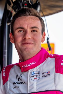 Jüpiter, Florida 'dan INDYCAR sürücüsü KYLE KIRKWOOD (27), Indianapolis, ABD' deki Indianapolis Motor Speedway 'de Indianapols 500 için antrenman yapmaya hazırlanıyor..  
